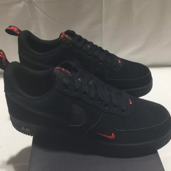 Nike Air Force 1 LOW 07 LV8 Suede BLK / Crimson - Picture 2 of 10